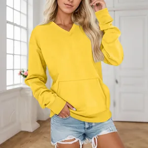 Detail eines gelben Damen-Sweatshirts mit V-Ausschnitt, Kängurutasche und lockerem Schnitt