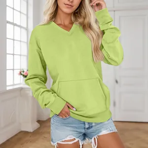 Nahaufnahme eines limettengrünen V-Ausschnitt-Sweatshirts für Damen mit Vordertasche und Ärmeln