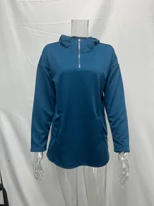 Vista frontal de una sudadera con capucha azul petróleo con cremallera en maniquí