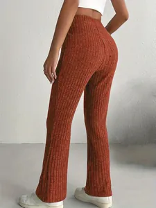 Dettaglio della vista posteriore di pantaloni a zampa a costine a vita alta da donna