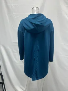 Vista trasera de una sudadera con capucha extragrande verde azulado estilo urbano