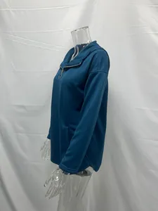 Vista lateral detallada de sudadera azul oversize con cremallera y cuello de solapa