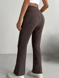 Vista posteriore pantaloni a zampa a coste marroni a vita alta vestibilità slim