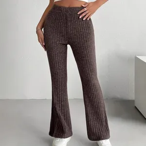 Visuale dettagliata dei pantaloni svasati a costine marroni a vita alta da donna per l'autunno