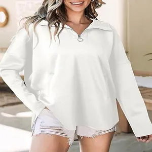 Primer plano de sudadera blanca de gran tamaño con cremallera y cuello de solapa