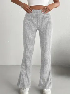 Pantaloni a zampa a coste grigi a vita alta da donna, vestibilità aderente e trama in maglia.