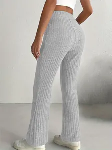 Dettaglio posteriore dei pantaloni svasati grigi a coste a vita alta da donna