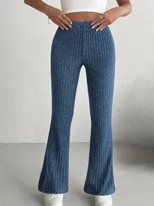 Dettaglio ravvicinato dei pantaloni a campana blu a coste con vestibilità slim a vita alta