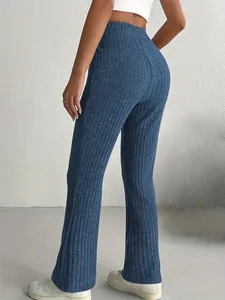 Vista posteriore di pantaloni svasati a coste blu a vita alta con vestibilità slim.