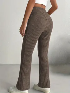Pantaloni a zampa marroni a vita alta a costine per una silhouette snella e moderna