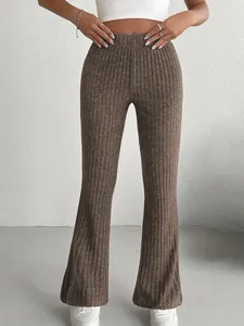 Vista dettagliata dei pantaloni a zampa a vita alta in maglia a coste marrone caffè
