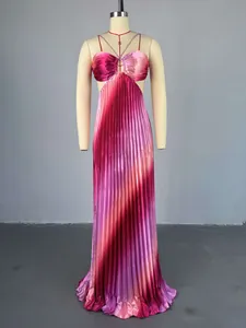 Vista completa de un vestido largo de satén rosa plisado degradado en un maniquí profesional