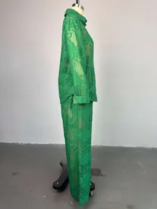 Zijaanzicht van groene set met geborduurde blouse en broek met hoge taille voor dames
