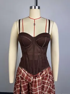 Vista detallada de un corsé de malla marrón con una falda a cuadros retro de cintura alta