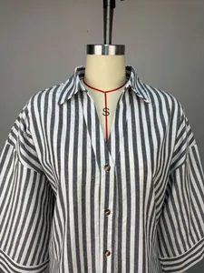 Nahaufnahme einer schwarz-weiß gestreiften Bluse mit klassischem Reverskragen für Damen.