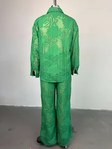 Achteraanzicht van een levendige groene getextureerde set met overhemd en rechte broek
