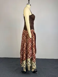 Perfil lateral de una falda retro de cuadros asimétrica de cintura alta en maniquí.