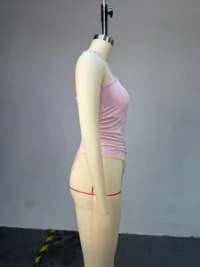 Seitenansicht eines rosa Neckholder-Tops mit asymmetrischem Saum auf einer Puppe