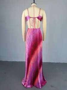 Vista trasera de un vestido largo plisado en degradado rosa con detalle de cordones.