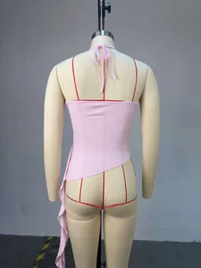 Rückansicht eines rosa Neckholder-Tops mit unregelmäßigem Saum auf einer Schaufensterpuppe