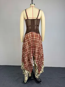 Vista trasera de falda a cuadros vintage con corsé de malla y dobladillo irregular