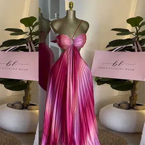 Detalle del vestido halter plisado rosa degradado en un maniquí de exhibición.