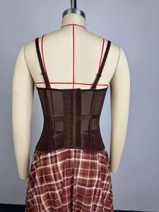 Vista trasera de una falda de cuadros retro de talle alto y corsé en un maniquí