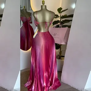 Detalle de la textura plisada y el diseño con espalda descubierta de este vestido largo rosa
