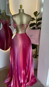 Vista detallada de un lujoso vestido largo plisado degradado rosa con espalda abierta