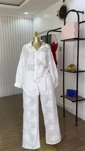 Volledig overzicht van wit jacquard tweedelig overhemd en broek met hoge taille