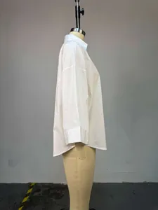 Detaillierte Seitenansicht der weißen Oversized-Hemdbluse auf Schaufensterpuppe, lockerer Schnitt