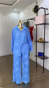 Stijlvolle blauwe tweedelige set met shirt met lange mouwen en wijde broekspijpen
