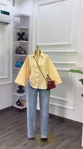 Stilvolles gelb gestreiftes Oversize-Hemd mit blauer Jeans an einem Mannequin