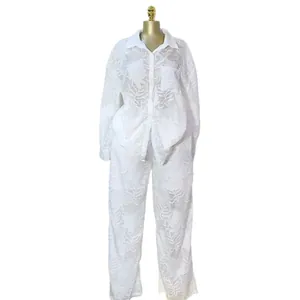 Elegant wit tweedelig kanten setje met shirt met lange mouwen en broek met hoge taille