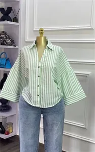 Trendiges, lockeres, grün-weiß gestreiftes Damen-Button-Down-Hemd mit weiten Ärmeln