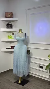 Elegante lichtblauwe kanten lange jurk met ronde hals en korte mouwen op een mannequin
