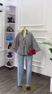 Modisches lockeres gestreiftes Hemd kombiniert mit hellblauer gerader Denim-Jeans