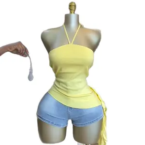 Trendiges gelbes Sommer-Halterneck-Top mit asymmetrischem Saum auf einer Schaufensterpuppe