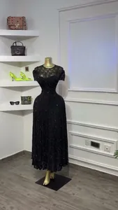 Elegante zwarte kanten maxi-jurk met glinsterende afwerking en ronde halslijn in de winkel