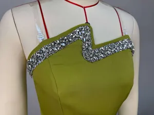 Nahaufnahme eines olivgrünen Tube-Tops mit asymmetrischem, strassbesetztem Ausschnitt