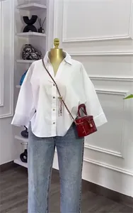 Detailansicht eines weißen Oversize-Hemdes auf einer Schaufensterpuppe zur Präsentation