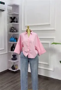 Modernes rosa locker geschnittenes Kurzarmhemd mit Reverskragen auf Schaufensterpuppe