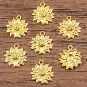 Vue macro détaillée de petits pendentifs tournesol dorés sur un fond de bois rustique