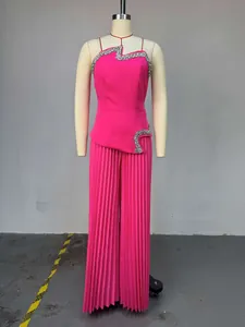 Fuchsia-Zweiteiler mit asymmetrischem Strass-Top und weit geschnittener Plisseehose