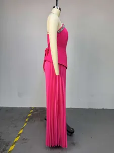 Seitenansicht des fuchsiafarbenen Sets mit strassbesetztem Top und Faltenhose.