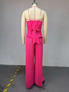 Rückansicht des fuchsiafarbenen Sets mit großer Schleife und plissierter Weithose