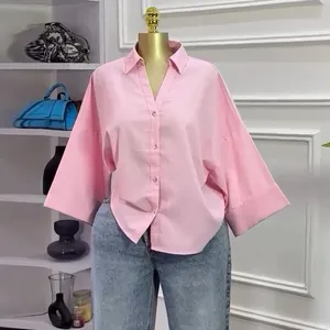 Stijlvol roze losvallend overhemd met korte mouwen en V-hals voor damesmode zomer.
