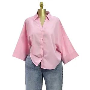 Modieuze roze loszittende blouse met korte mouwen en reverskraag voor dames