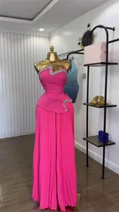 Detailansicht des eleganten rosa strapless Tops mit Strass und der passenden Faltenhose