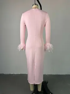 Detailansicht der Rückseite des rosa langärmeligen Slim-Fit-Midikleids mit Federbesatz